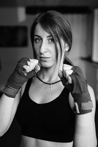 Luchadora de kickboxing femenina —  Fotos de Stock