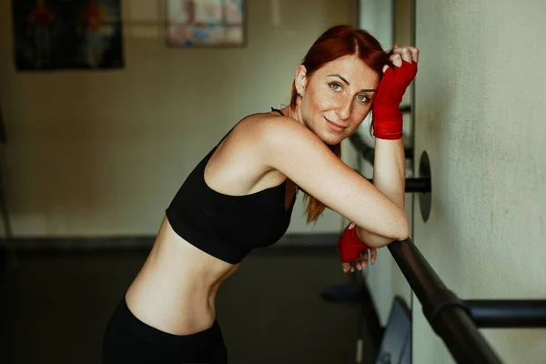 Mujer joven deportiva —  Fotos de Stock