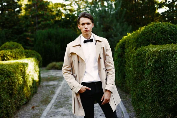 Yakışıklı genç adam. 