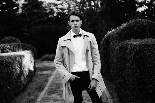 Yakışıklı genç adam. 