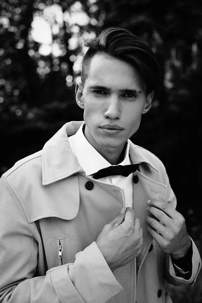 나비 넥타이에 젊은 남자 — 스톡 사진