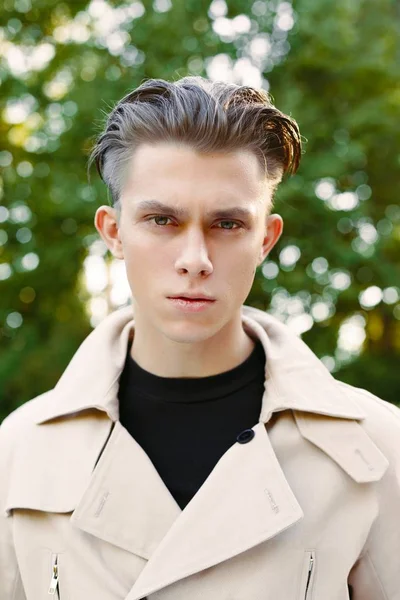 yakışıklı bir adam portresi 