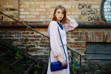 şık elbiseli kadın