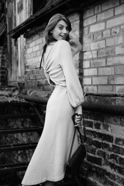 şık elbiseli kadın