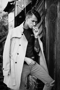 Sigaralı genç adam.
