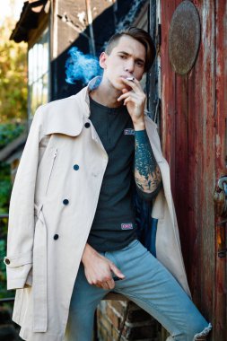 Sigaralı genç adam.