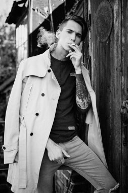 Sigaralı genç adam.