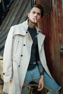 Sigaralı genç adam.