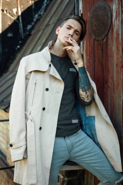 Sigaralı genç adam.