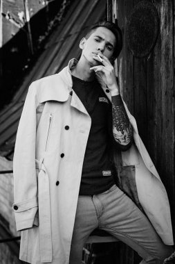 Sigaralı genç adam.