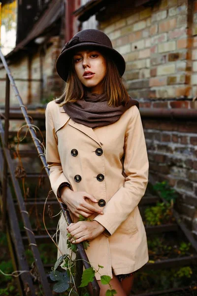 Giovane donna in cappello retrò — Foto Stock