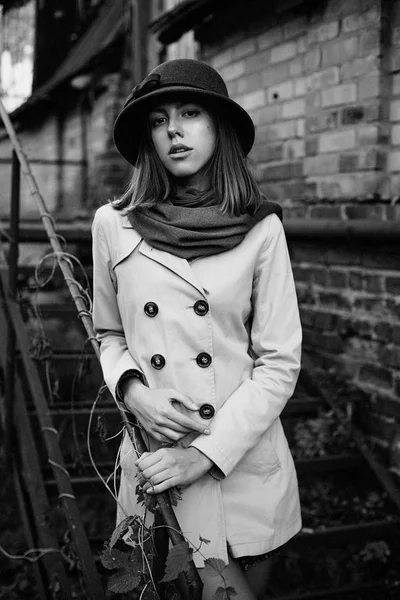 レトロな帽子の若い女性 — ストック写真