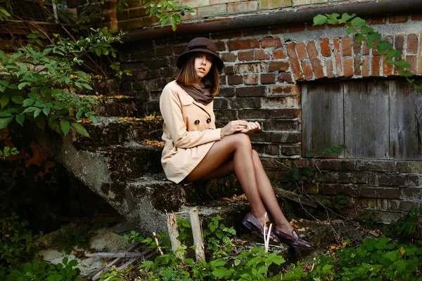 retro şapkalı genç kadın 