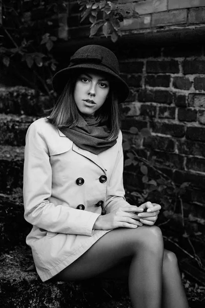 Молодая женщина в ретро-шляпе — стоковое фото