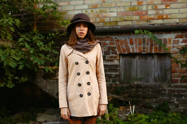 retro şapkalı genç kadın 