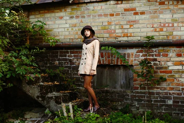 retro şapkalı genç kadın 