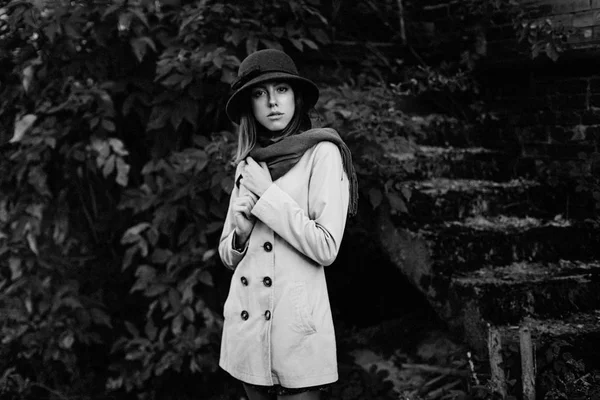 Jeune femme au chapeau rétro — Photo