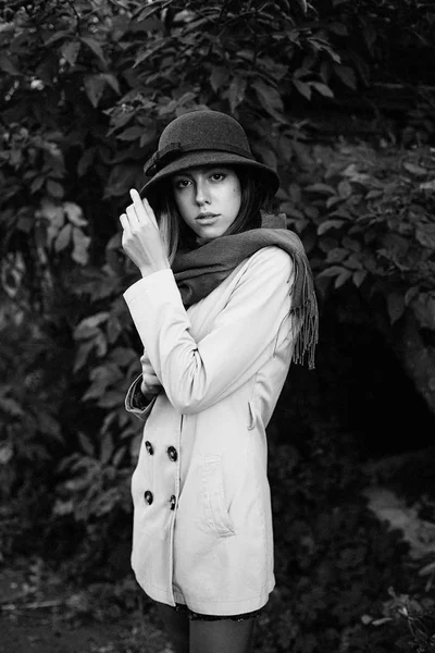 Молода жінка в ретро капелюсі — стокове фото