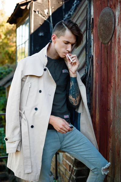 Sigaralı genç adam.