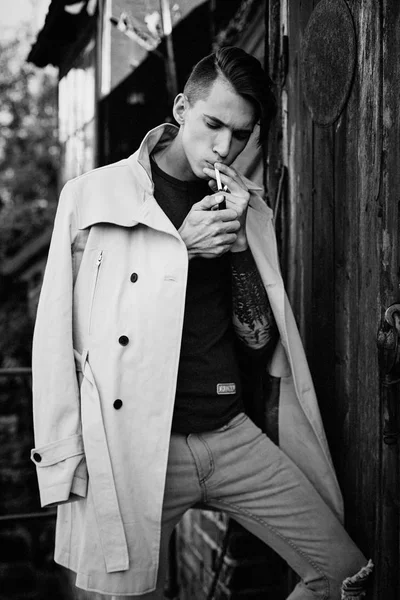 담배를 피우는 청년 — 스톡 사진