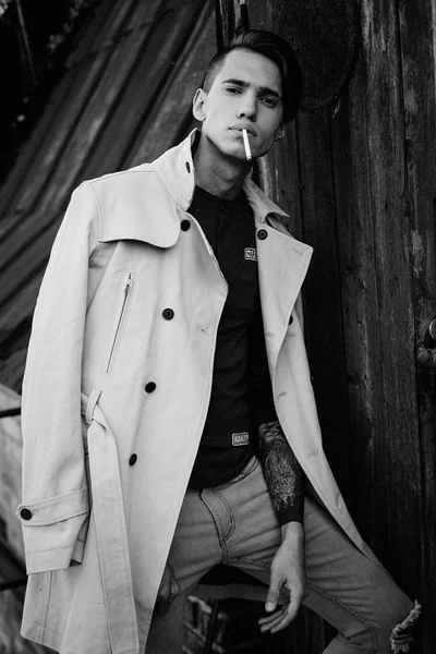 タバコを吸った若い男 — ストック写真