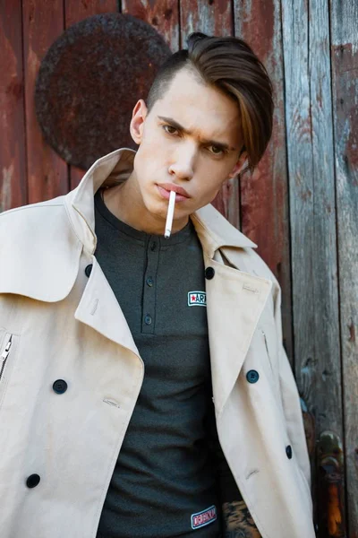 Sigaralı genç adam.