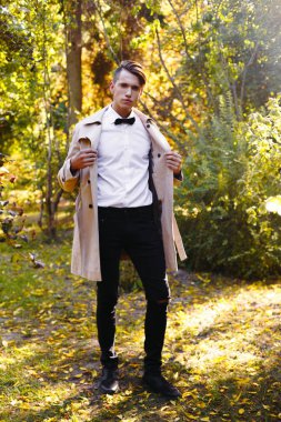 Yakışıklı genç adam. 