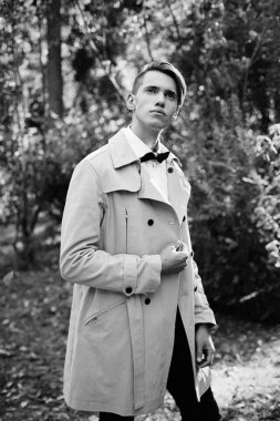 Yakışıklı genç adam. 