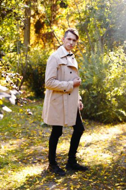 Yakışıklı genç adam. 