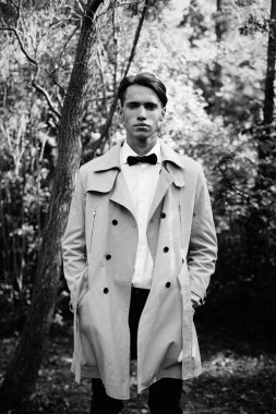 Yakışıklı genç adam. 