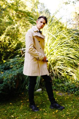 Yakışıklı genç adam. 