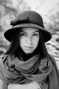 eski moda şapkalı kadın