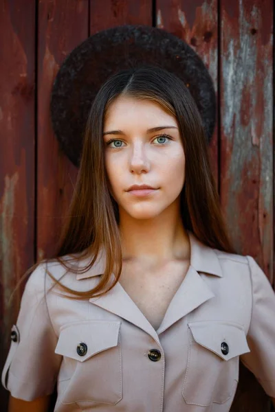 Aantrekkelijke jonge vrouw — Stockfoto