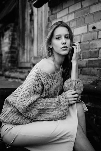 Aantrekkelijke vrouw in trui — Stockfoto