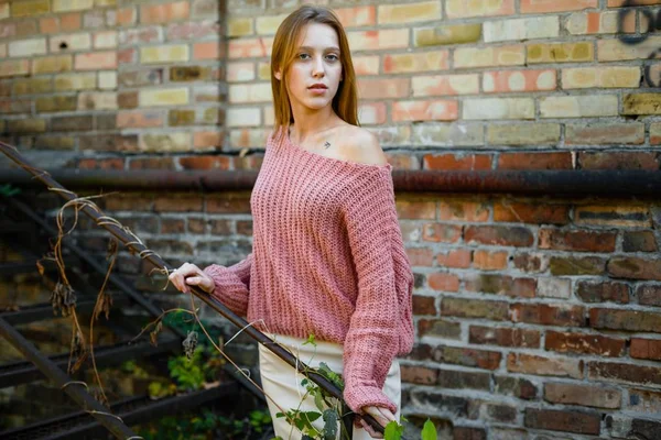 Attraente donna in maglione rosa — Foto Stock