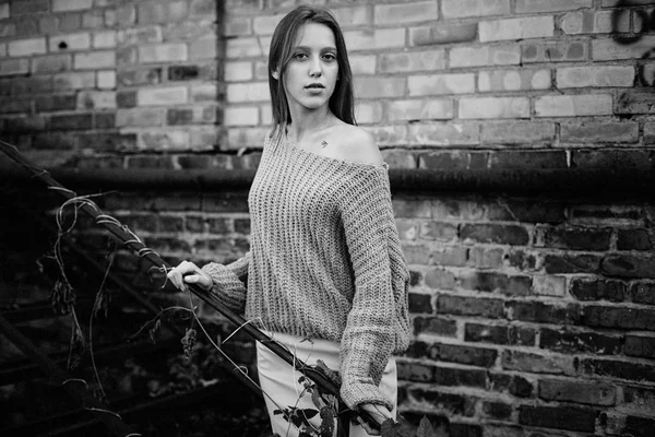 Привлекательная женщина в свитере — стоковое фото