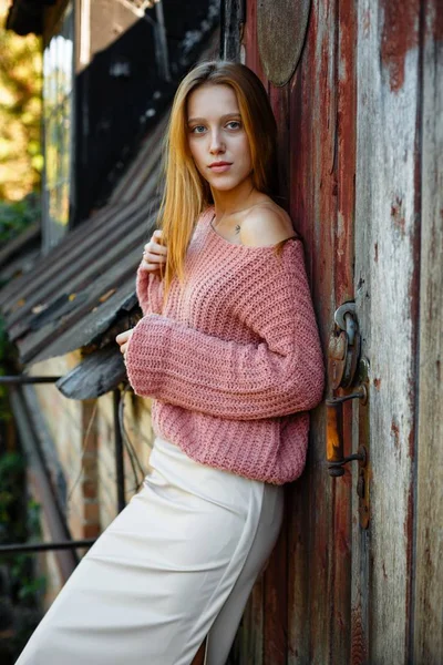 Atraktivní žena v růžový svetr — Stock fotografie