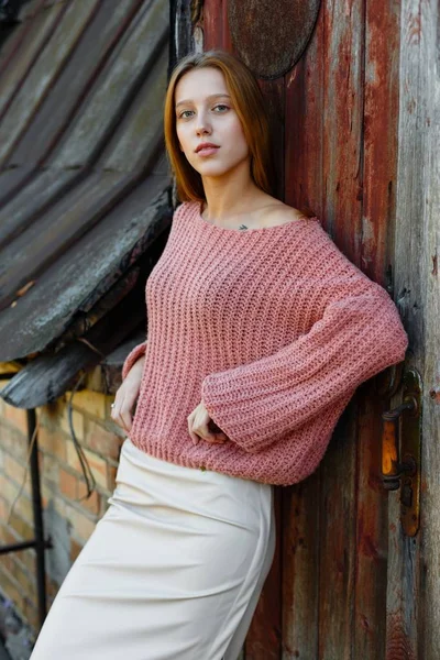 Atractiva mujer en suéter rosa — Foto de Stock