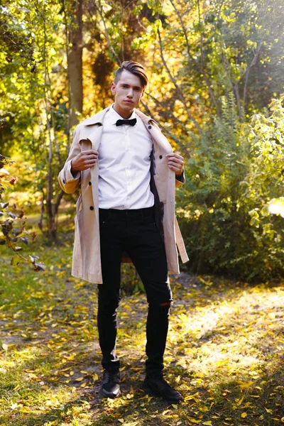 Yakışıklı genç adam. 