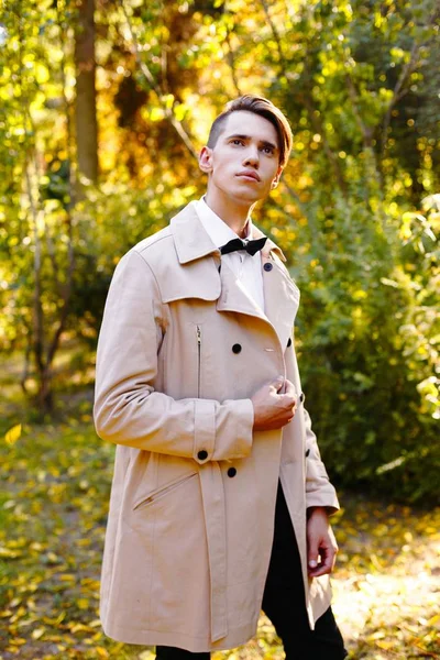 Yakışıklı genç adam. 