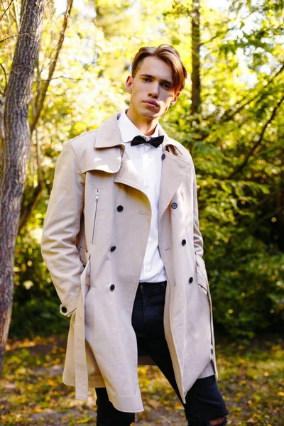 Yakışıklı genç adam. 