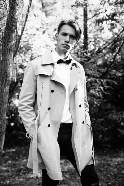 Yakışıklı genç adam. 