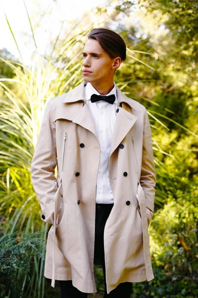 Yakışıklı genç adam. 