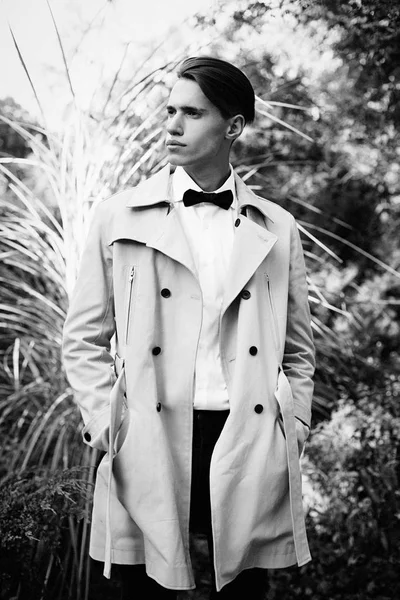 Yakışıklı genç adam. 