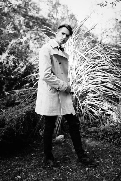 Yakışıklı genç adam. 