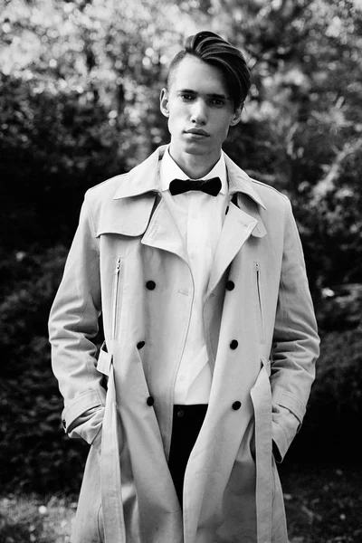 Yakışıklı genç adam. 