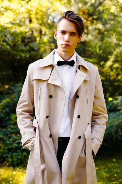 Yakışıklı genç adam. 