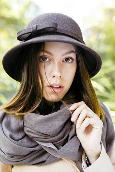 Donna in cappello vecchio stile — Foto Stock