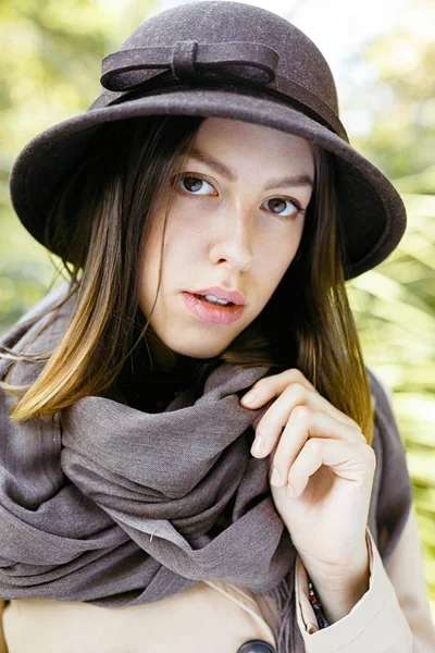 Donna in cappello vecchio stile — Foto Stock