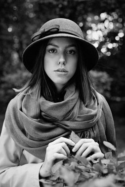 eski moda şapkalı kadın